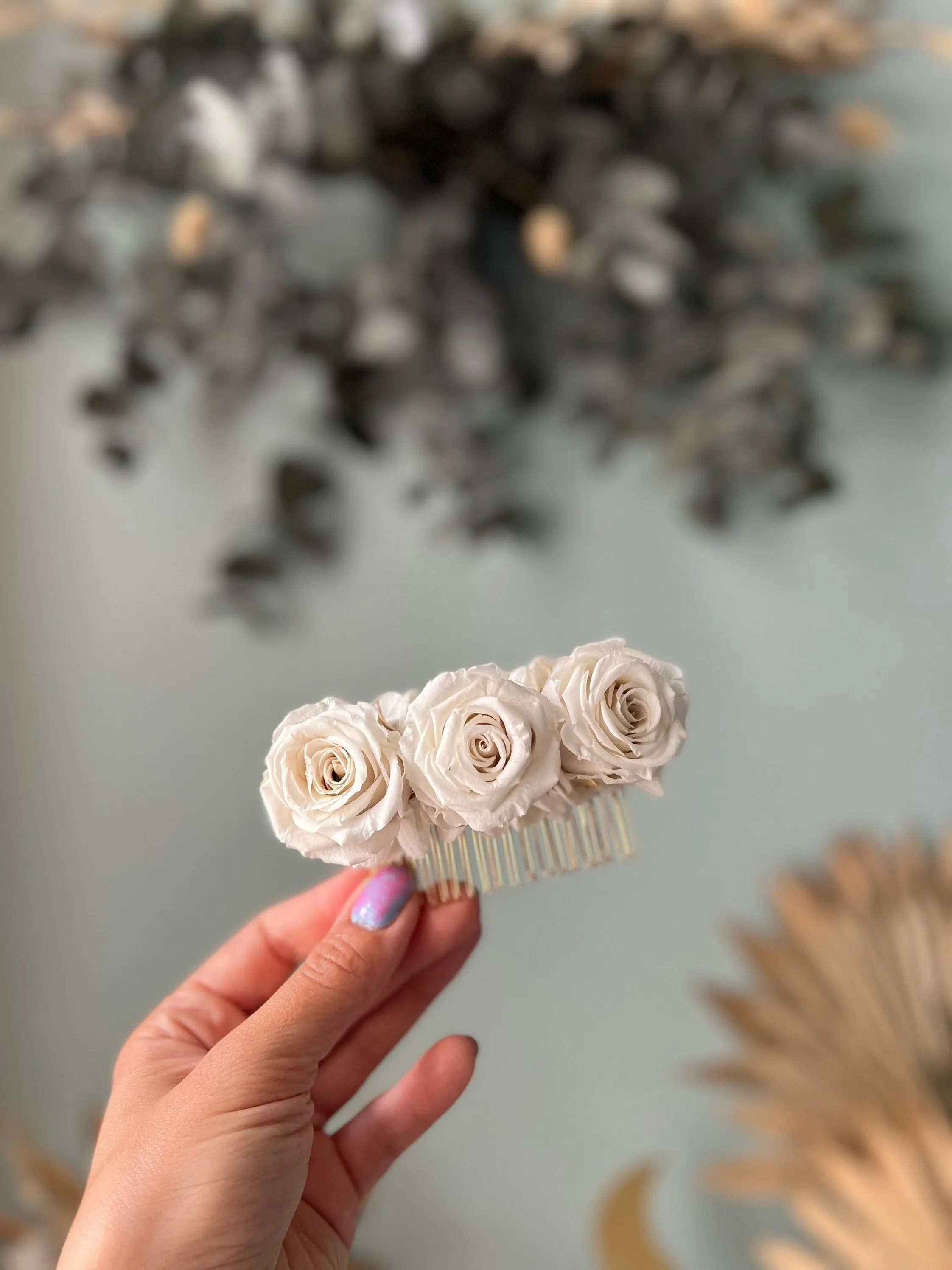 Ivory White Bridal Rose Hair Comb, Preserved Roses Wedding Hair Piece, Boho Bridal Dried Flower Comb, Minimal Elegant Hair Piece in Gold